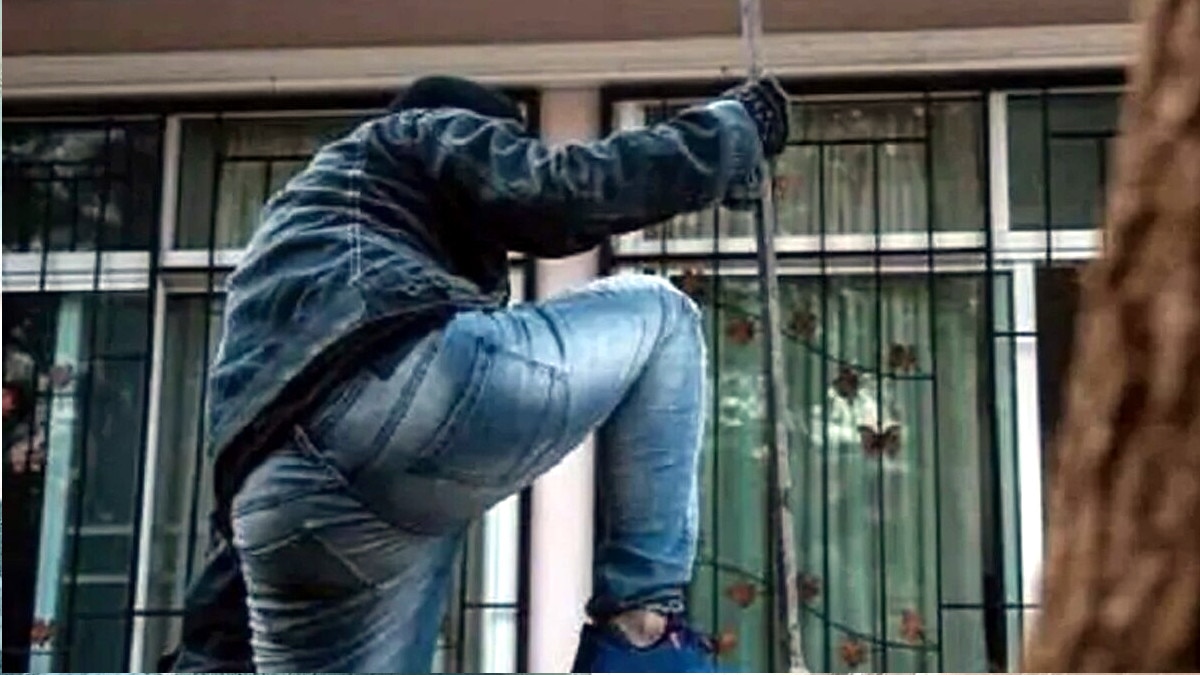 लि‍व इन में रहने वाले बॉयफ्रेंड से घर में करवाई लाखों की चोरी, डुप्‍लीकेट चाभी भी खुद बनाकर दी 