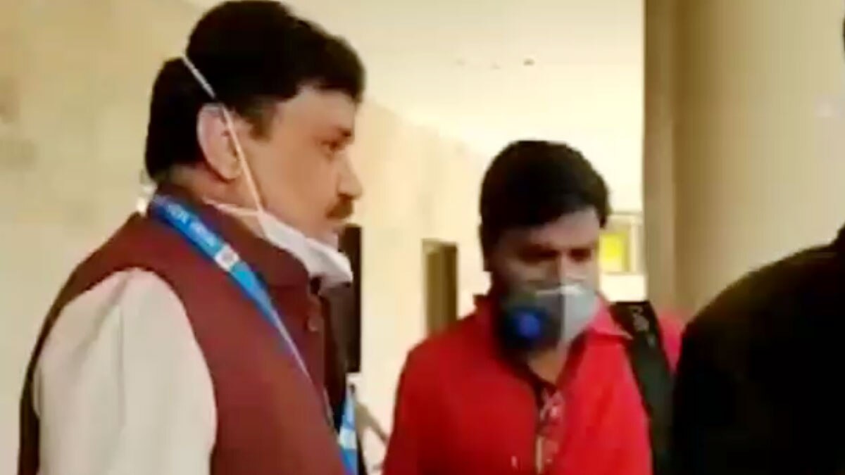 सीएमएचओ डॉ प्रवीण जड़िया कलेक्टर की डांट के बाद रो पड़े (फोटो वीडियो ग्रैब)