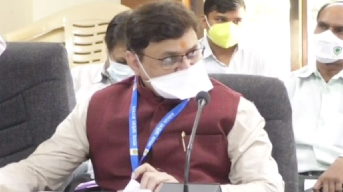 सीएमएचओ डॉ प्रवीण जड़िया कलेक्टर की डांट के बाद रो पड़े (फोटो वीडियो ग्रैब)