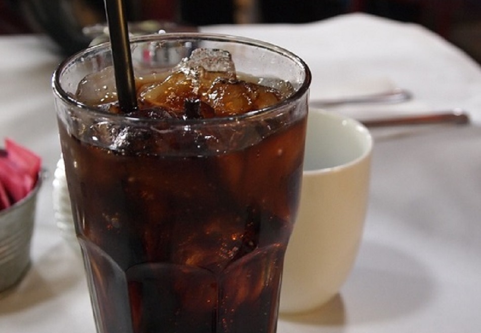 कोल्ड-ड्रिंक्स से करना चाहिए परहेज