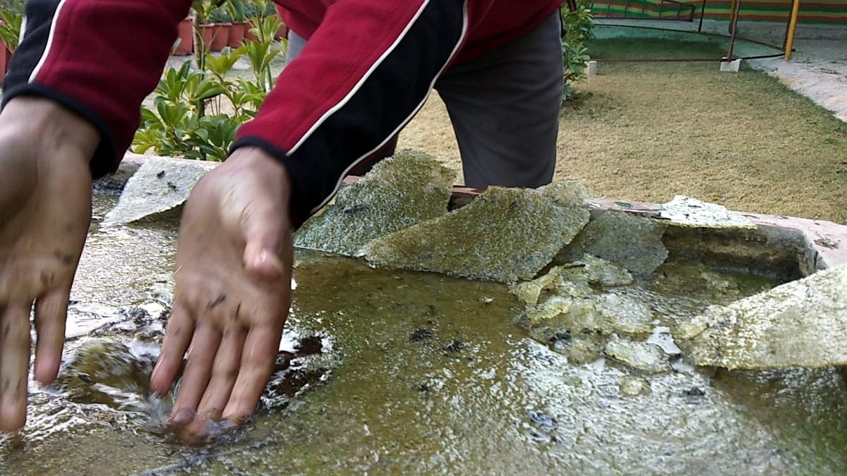 माइनस 4 डिग्री तक गि‍रा माउंट आबू का पारा, कार के शीशों से खुरचकर निकाली जा रही बर्फ 