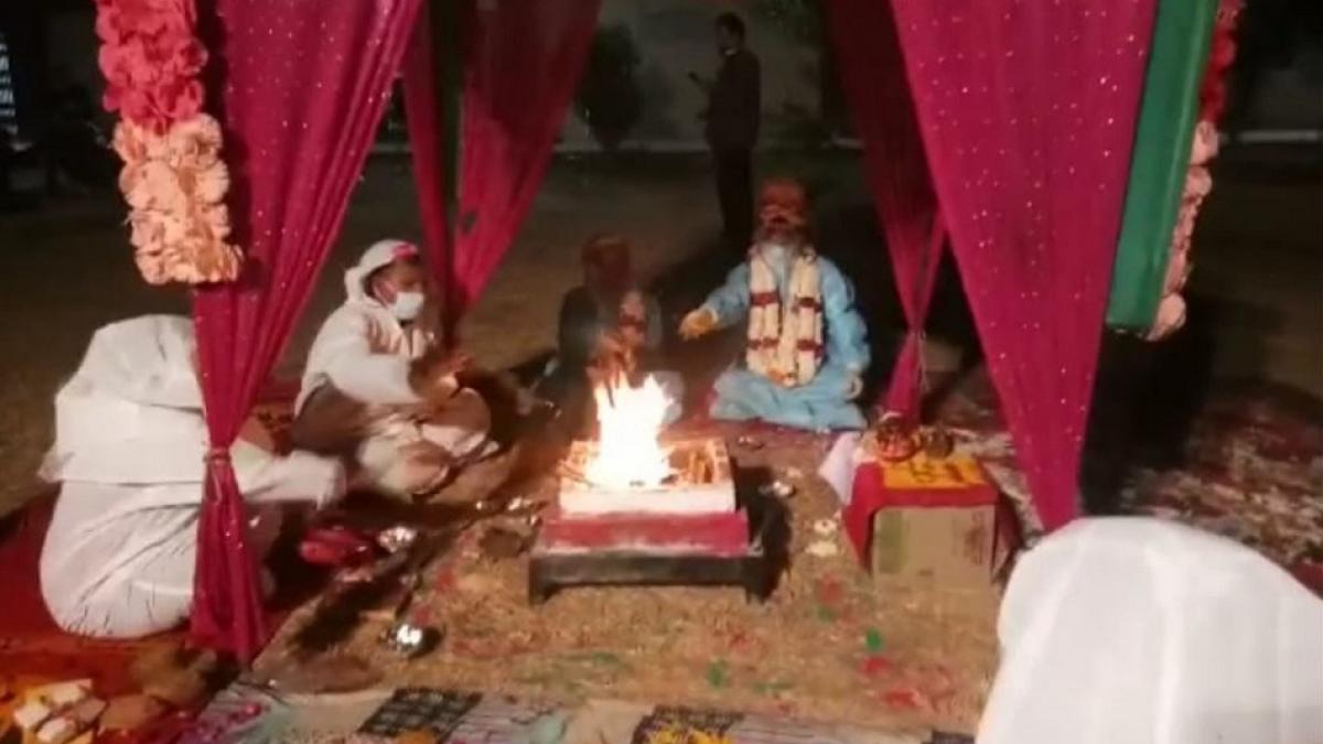 PPE किट में रचाया ब्याह, तस्वीर वायरल