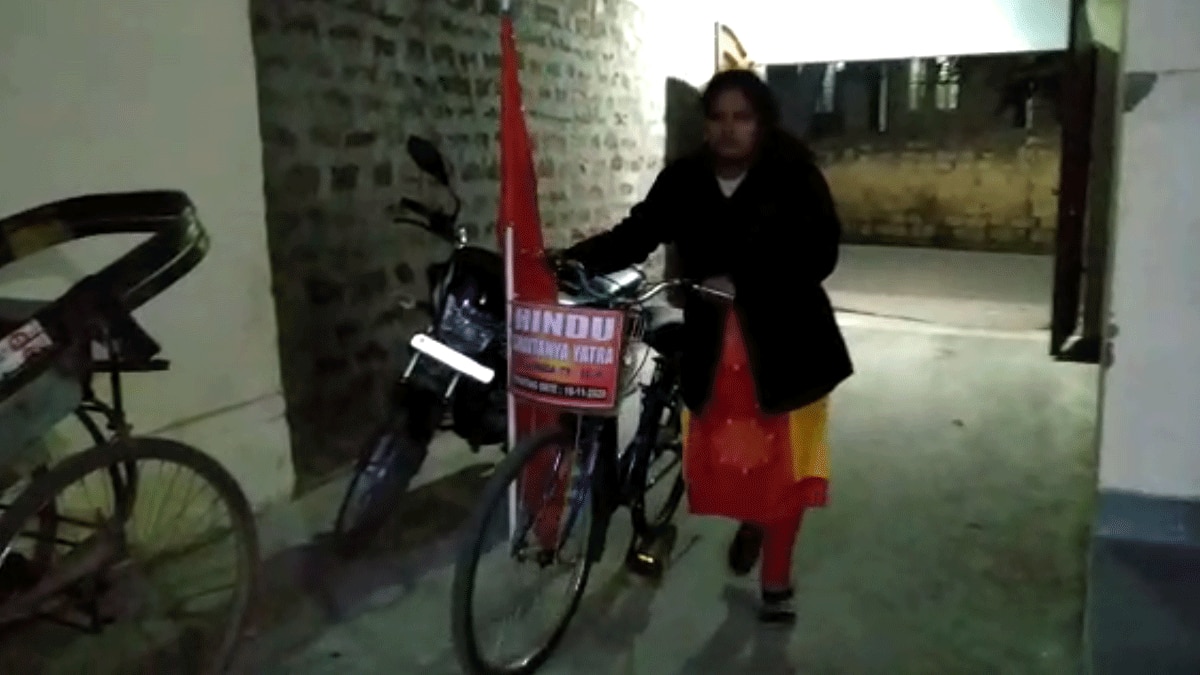 हैदराबाद से साइकिल से धौलपुर पहुंची महिला (फोटो आजतक