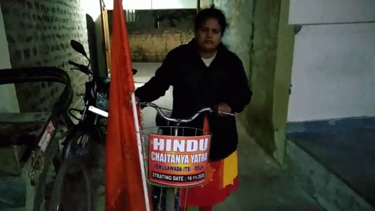 हैदराबाद से साइकिल से धौलपुर पहुंची महिला (फोटो आजतक)