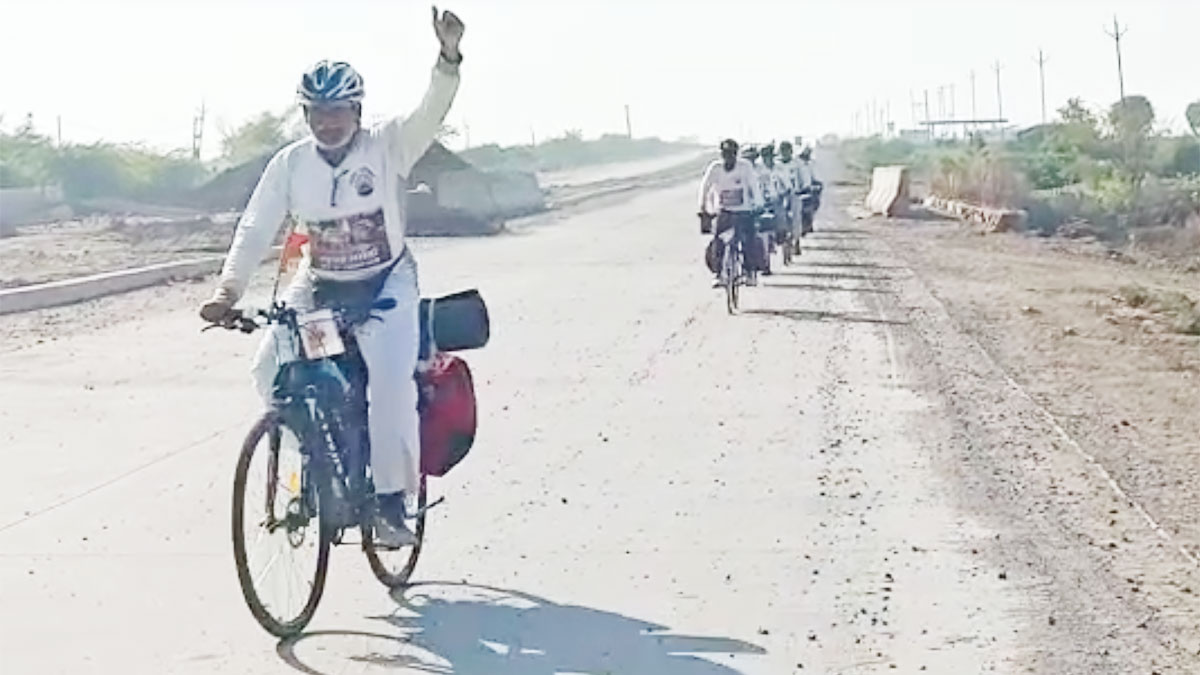 नर्मदा की परिक्रमा के लिए 2000 किलोमीटर की यात्रा पर साइकिल से रवाना हुआ दल (फोटो आजतक)