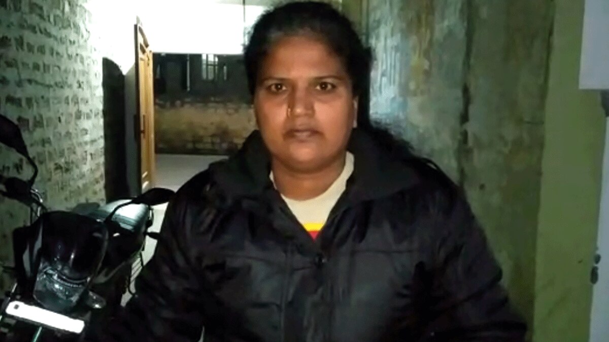 हैदराबाद से साइकिल से धौलपुर पहुंची महिला (फोटो आजतक)