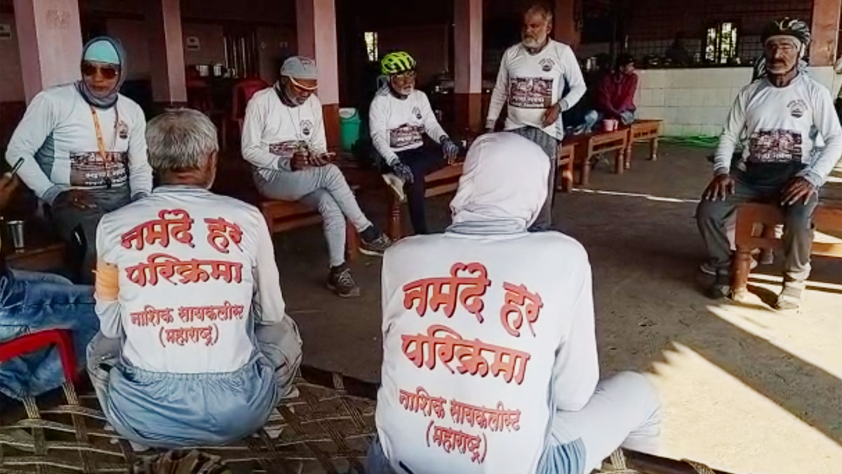 नर्मदा की परिक्रमा के लिए 2000 किलोमीटर की यात्रा पर साइकिल से रवाना हुआ दल (फोटो आजतक)