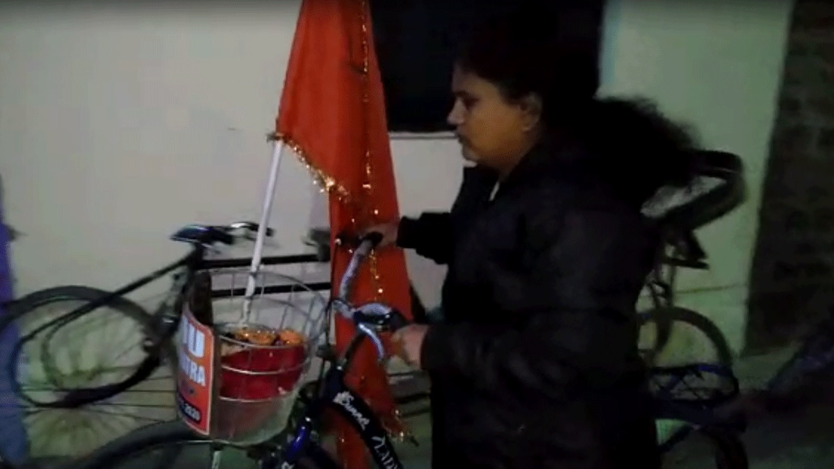 हैदराबाद से साइकिल से धौलपुर पहुंची महिला (फोटो आजतक)