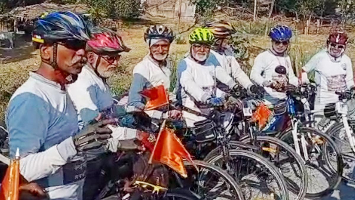 नर्मदा की परिक्रमा के लिए 2000 किलोमीटर की यात्रा पर साइकिल से रवाना हुआ दल (फोटो आजतक)
