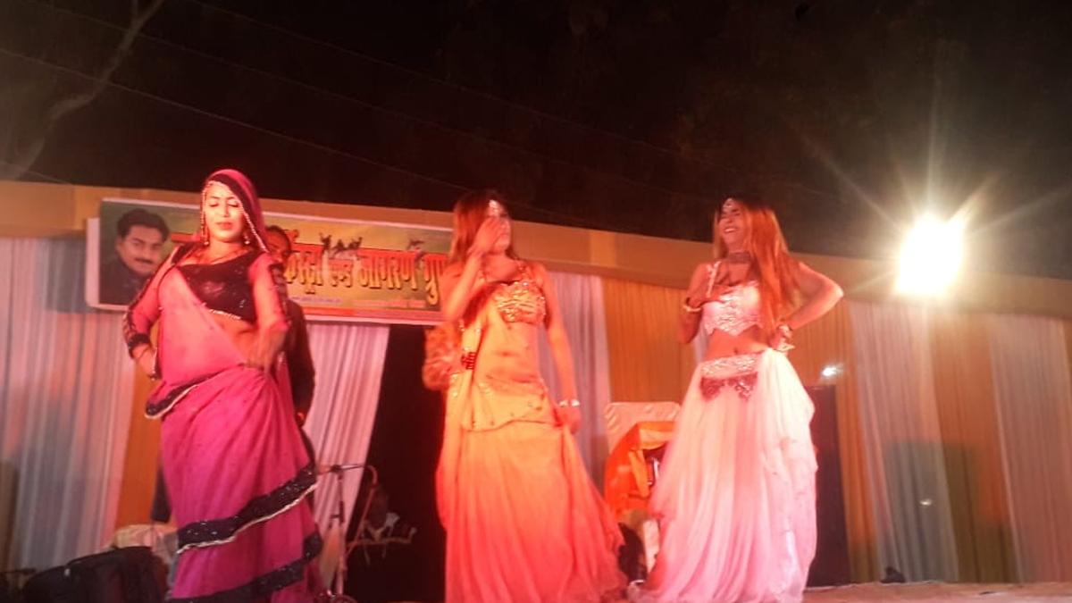 बार बालाओं के डांस पर थिरकते लोग.