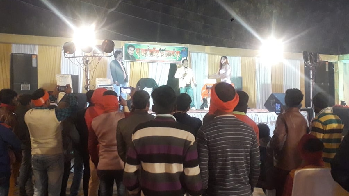 बिना मास्क दिखे लोग