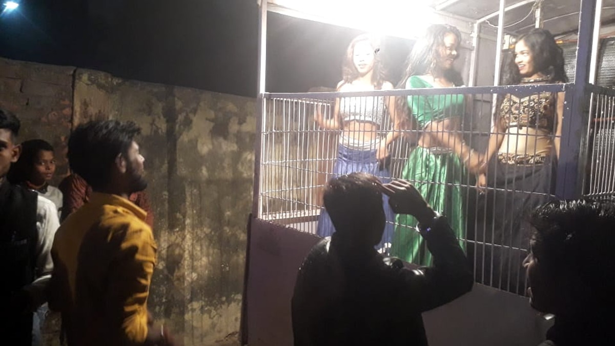 पिंजरे में बार बालाओं का देर रात तक अश्‍लील डांस, कोविड नियमों की उड़ी धज्‍ज‍ियां 