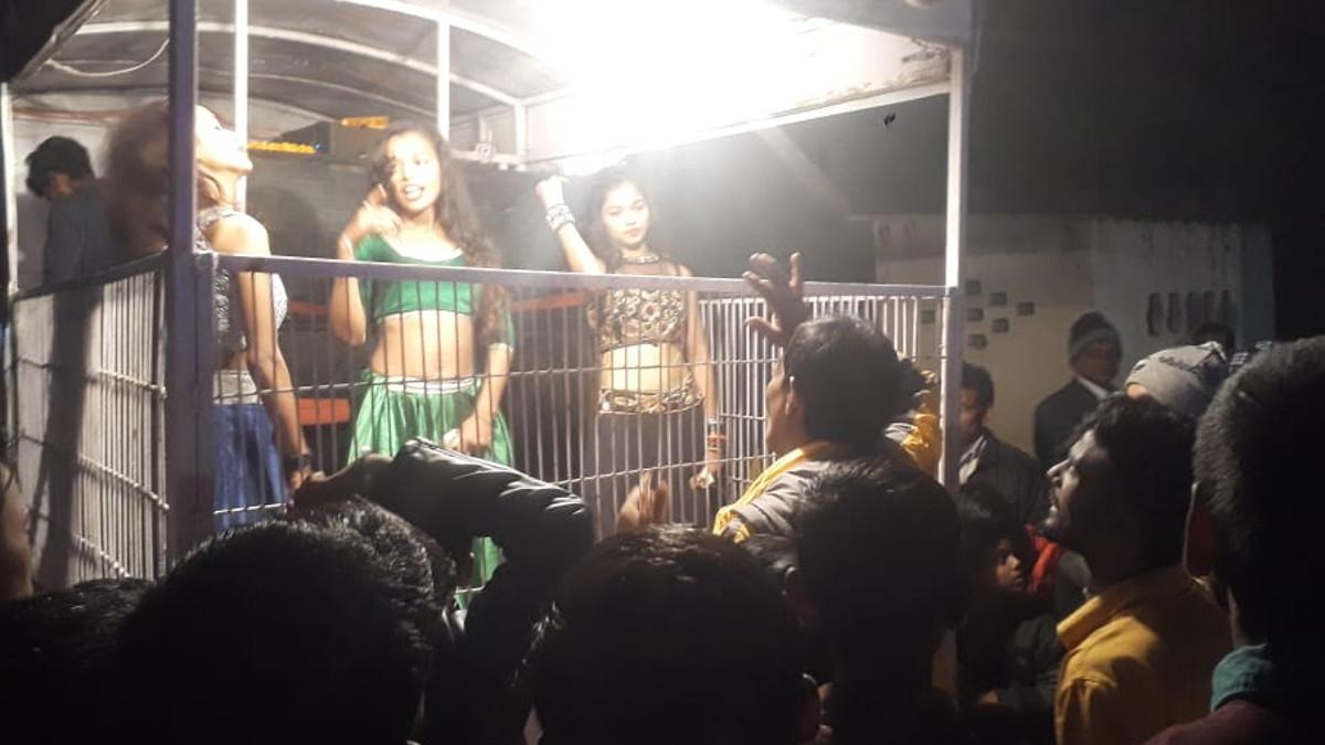 बार बालाओं का डांस.