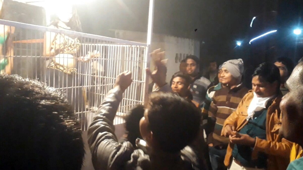 पिंजरे में बार बालाओं का देर रात तक अश्‍लील डांस, कोविड नियमों की उड़ी धज्‍ज‍ियां 