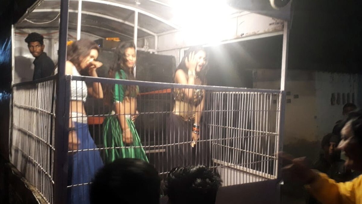 पिंजरे में बार बालाओं का देर रात तक अश्‍लील डांस, कोविड नियमों की उड़ी धज्‍ज‍ियां 