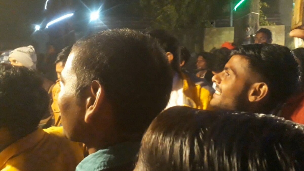 पिंजरे में बार बालाओं का देर रात तक अश्‍लील डांस, कोविड नियमों की उड़ी धज्‍ज‍ियां 