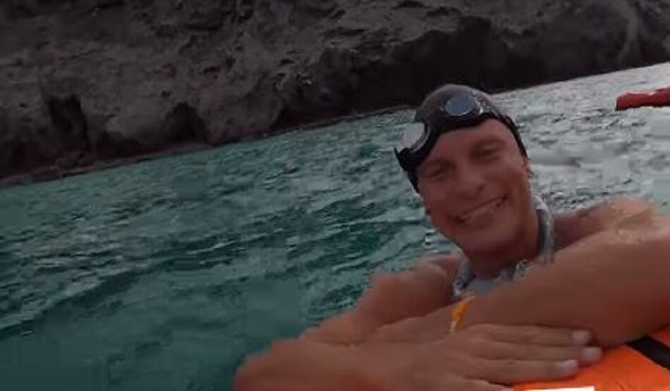 सांस रोक कर तैरता रहा यह शख्स