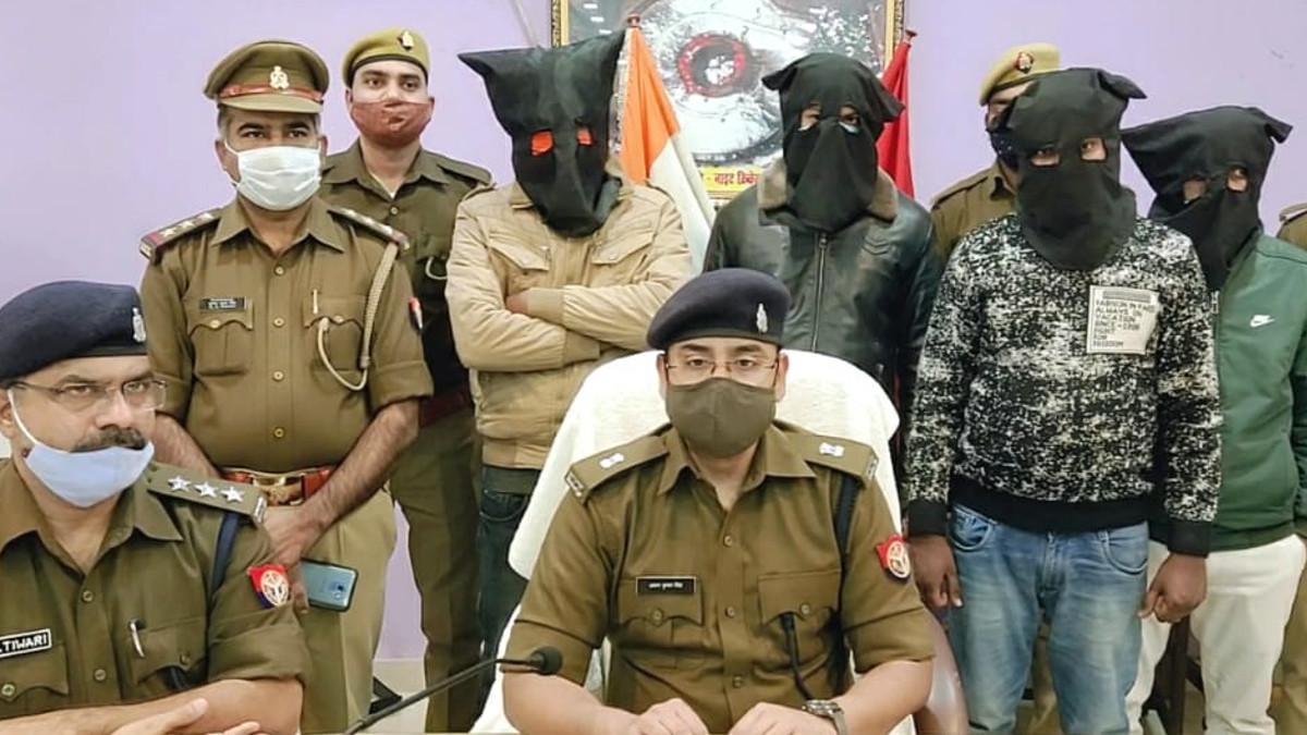 पुल‍िस ग‍िरफ्त में आरोपी 