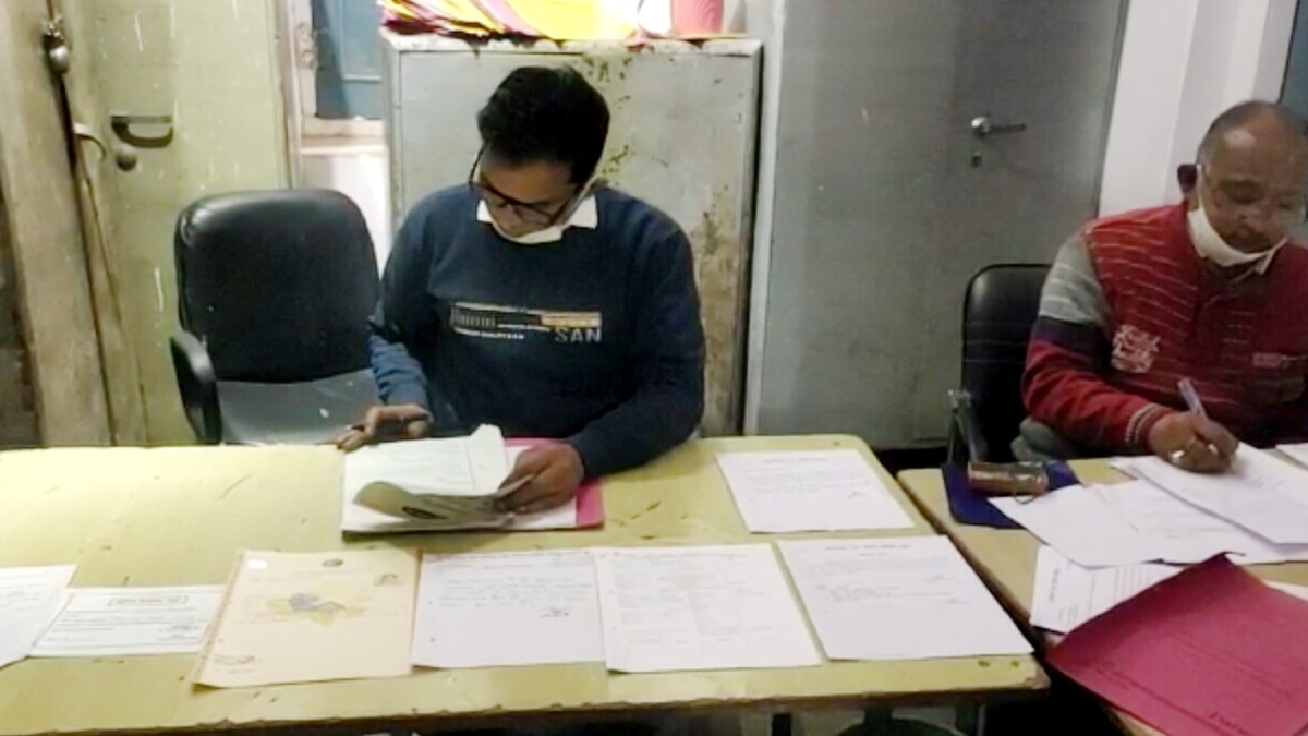 दो साल तक हमनाम महिला के नाम पर करती रही सरकारी नौकरी, परमानेंट की प्रक्रिया में खुला भेद 