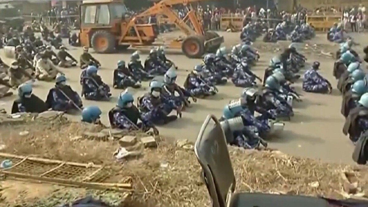 सिंघु बॉर्डर पर अर्धसैनिक बलों की 'गांधीगिरी'