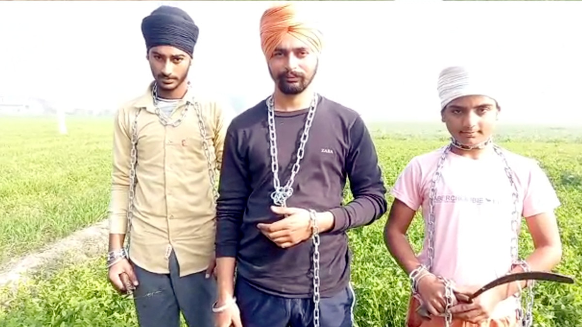  जंजीरों से खुद को बांधकर खेतों में काम रहे किसान
