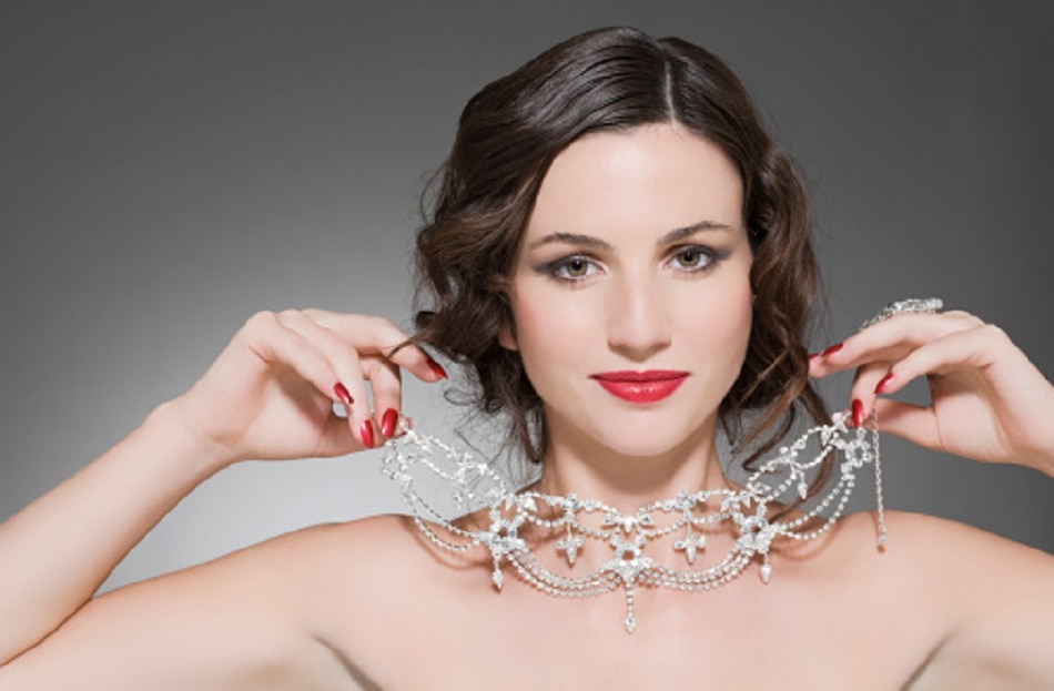 छोटे कपड़े और महंगी चीजें