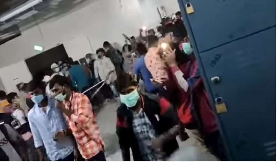 आईफोन बनानेवाली कंपनी में तोड़फोड़ पर उतरे कर्मचारी