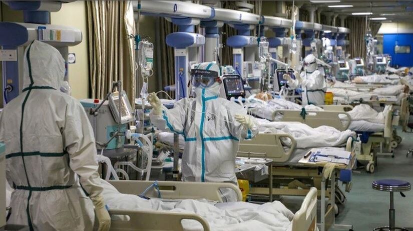 लोगों को वैक्सीन दे रहा चीन