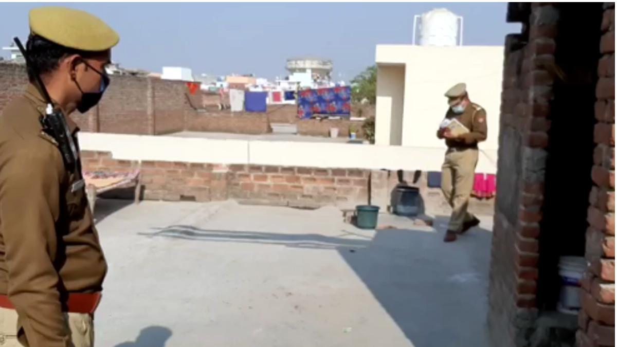 घटनास्‍थल पर मुआयना करती पुल‍िस.