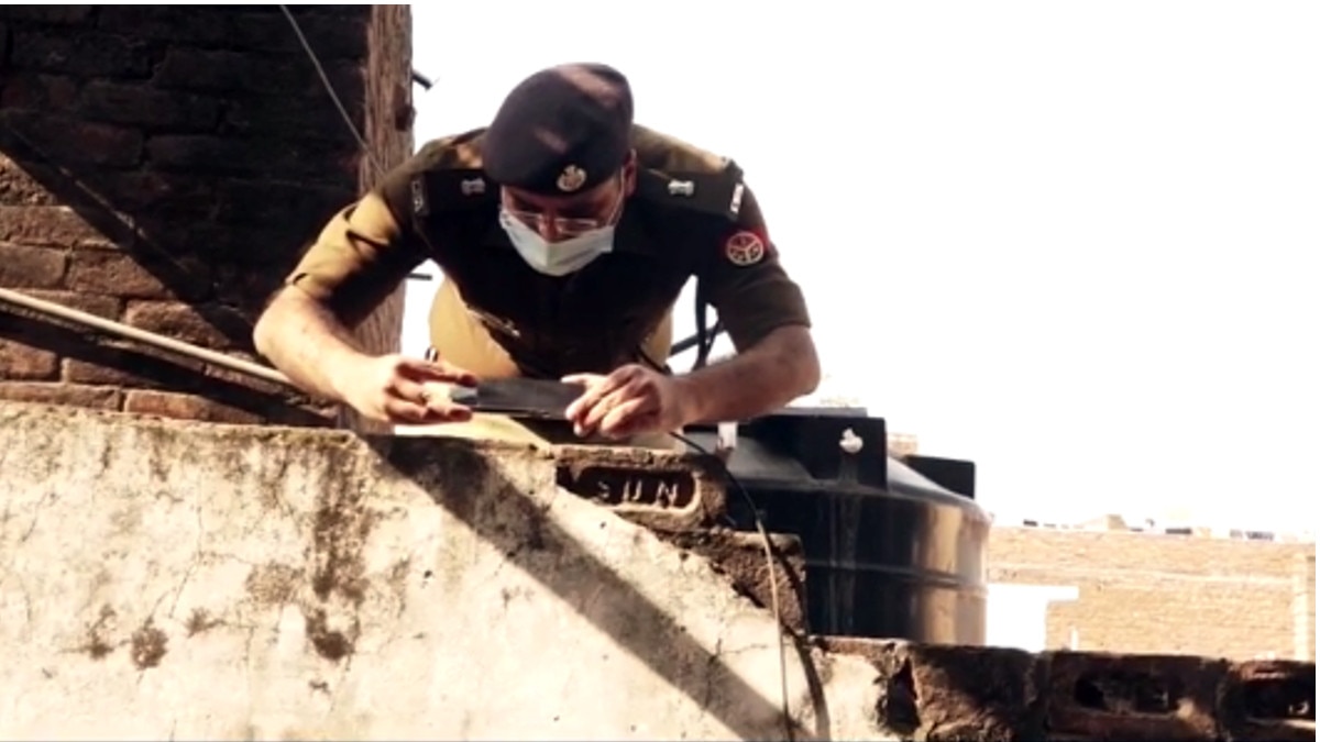 पत्‍नी पर चलाई गोली, पति का नि‍शाना चूका, पड़ोस के बच्‍चे की गर्दन में घुसी गोली 