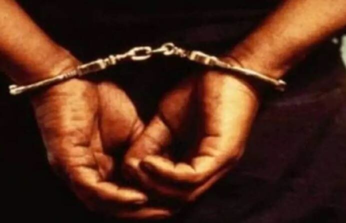 'करामती बल्ब' बताकर 9 लाख रुपने में बेचा 'करामती बल्ब' बताकर 9 लाख रुपने में बेचा