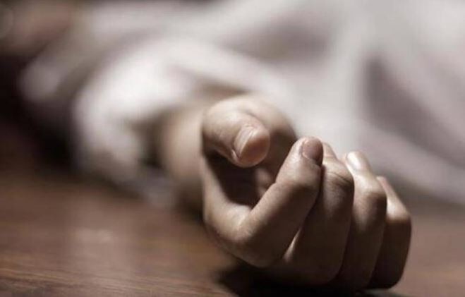 अपनों का शव लेकर नदी पार करते हैं लोग