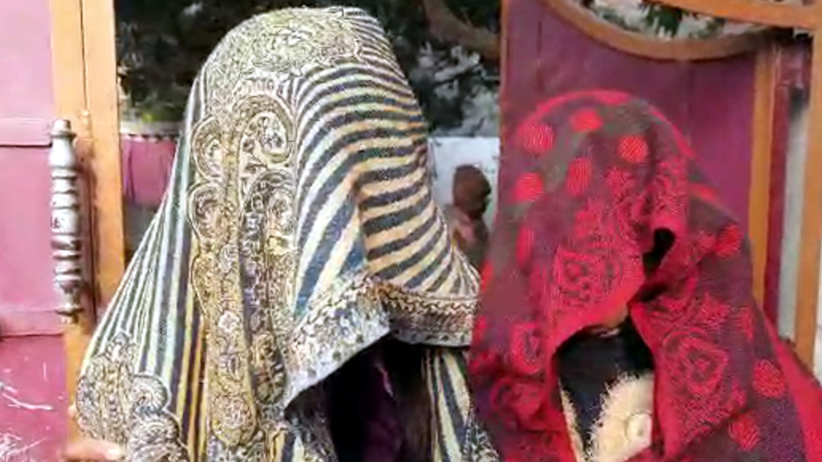  घर के आंगन में कपड़े समेटने रात में गई युवती, अपहरण कर हुआ सामूहिक दुष्‍कर्म 