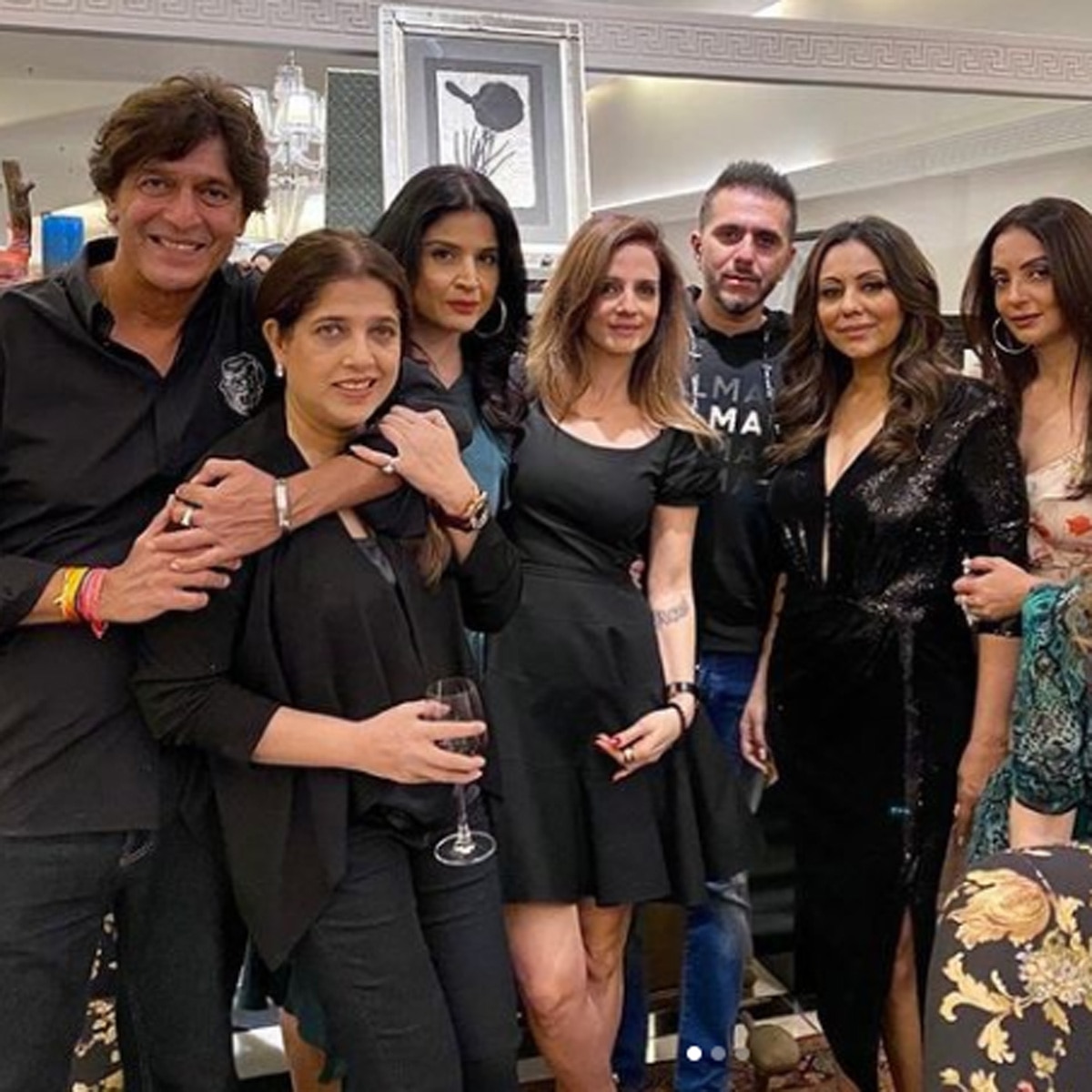 गौरी खान दोस्तों के साथ 