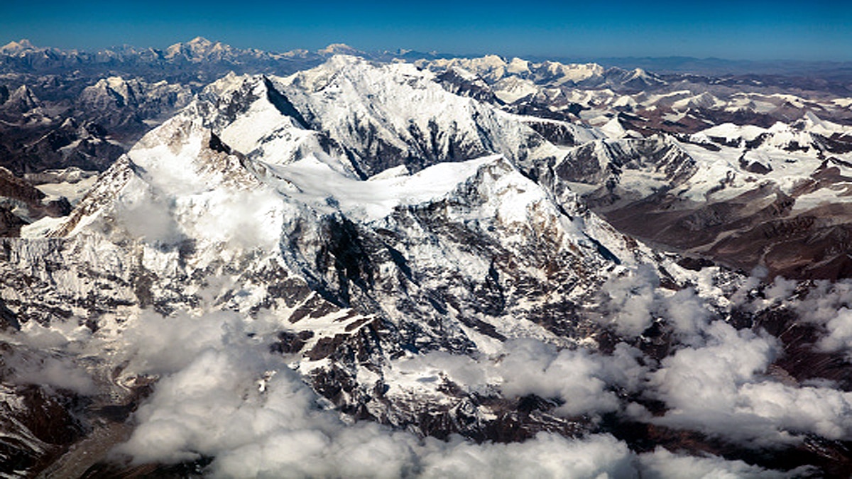Mount Everest Shrink thousands feet by Air Pressure