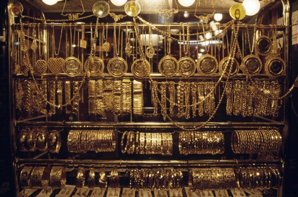 रुपया कमजोर होने से सोने-चांदी में मजबूती