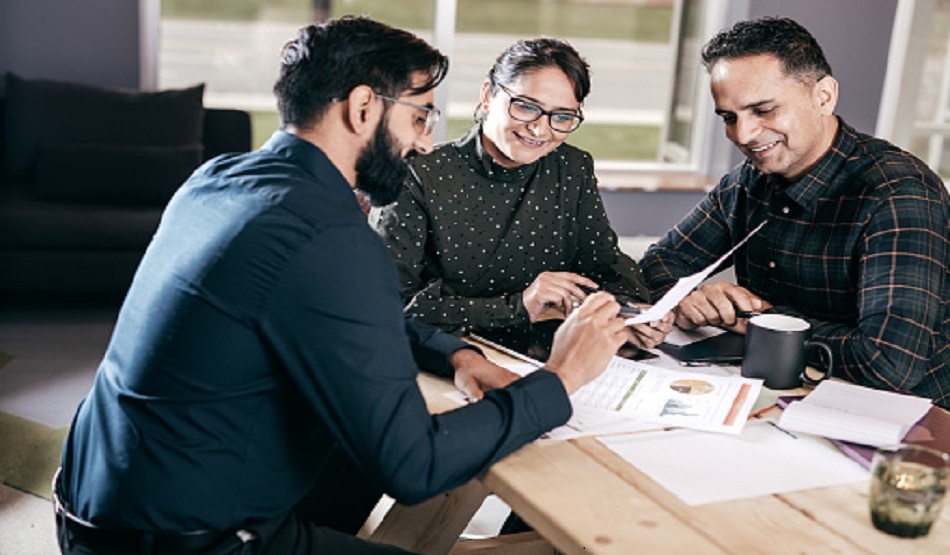 मरा हुआ साबित कर महिला ने बीमा कंपनी से लिए 11 करोड़ रु