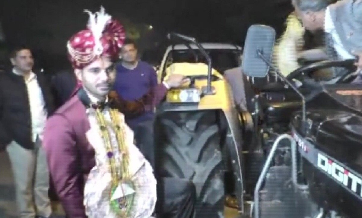 किसानों के समर्थन में ट्रैक्टर से बारात