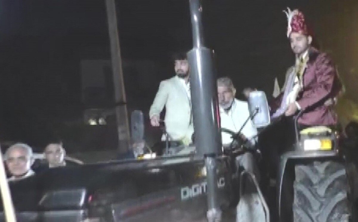 किसानों के समर्थन में ट्रैक्टर से बारात