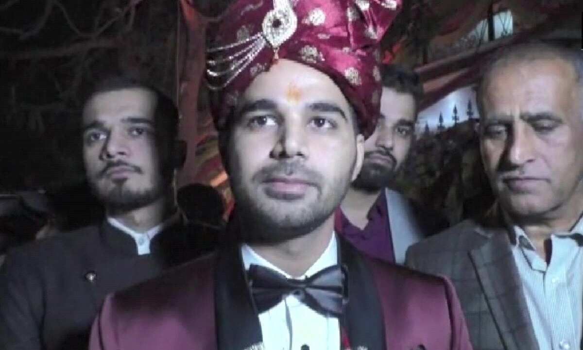 किसानों के समर्थन में ट्रैक्टर से बारात