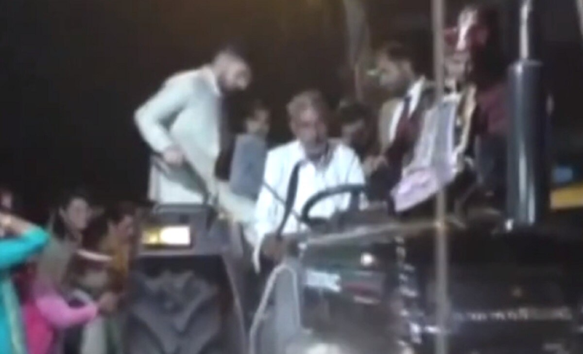 किसानों के समर्थन में ट्रैक्टर से बारात