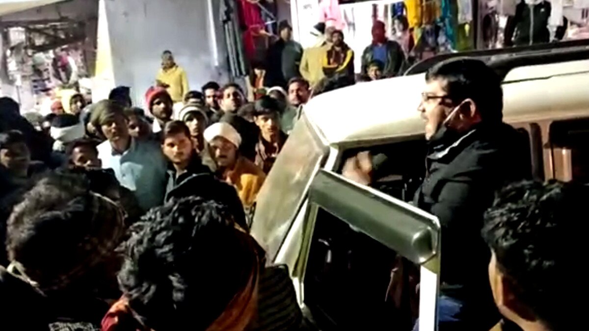 जनपद अध्यक्ष और उनके पति ने बंदूक दिखाकर रोके रेत के डंपर, घंटे भर तक चलता रहा ड्रामा 