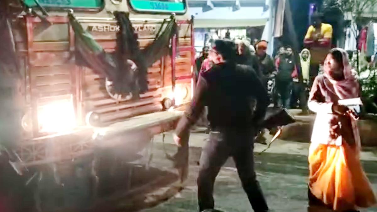 ट्रक के सामने खड़े जनपद अध्‍यक्ष के पत‍ि.