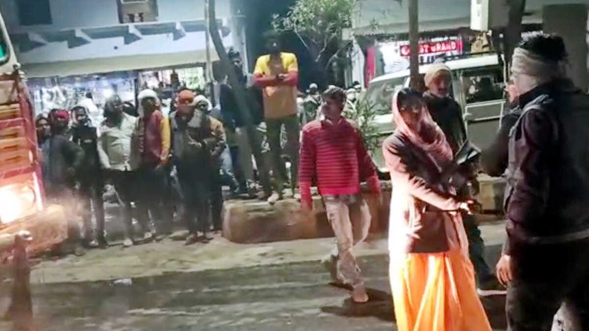 जनपद अध्यक्ष और उनके पति ने बंदूक दिखाकर रोके रेत के डंपर, घंटे भर तक चलता रहा ड्रामा 