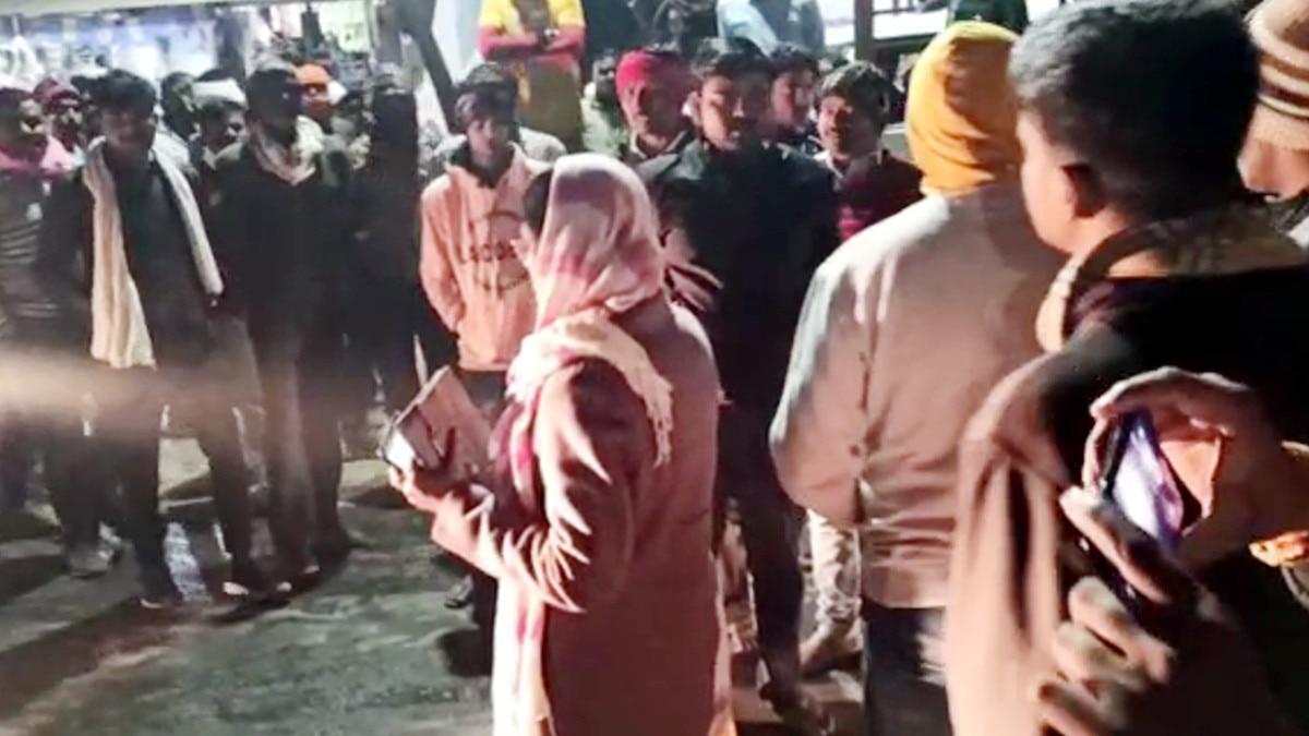 जनपद अध्यक्ष और उनके पति ने बंदूक दिखाकर रोके रेत के डंपर, घंटे भर तक चलता रहा ड्रामा 