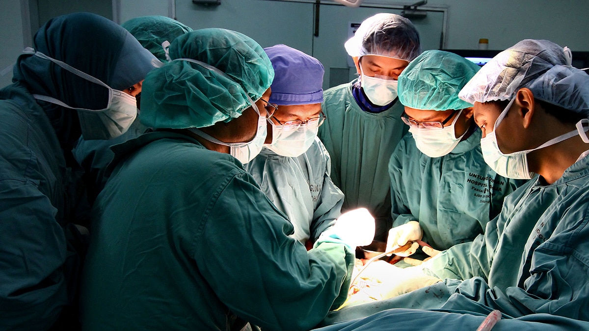 जोधपुर में युवक का हाथ लिफ्ट में आने से कटा, डॉक्टरों की टीम ने सर्जरी कर जोड़ा