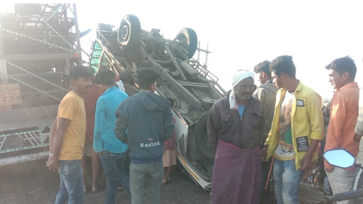 बाइक पर सवार होकर मुर्गियां बटोरने पहुंचे लोग.