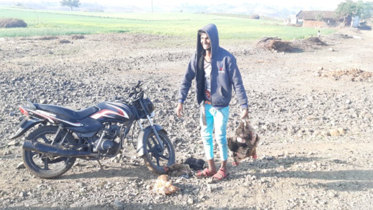 वाहन अनियंत्रित होकर सड़क पर पलटा वाहन.