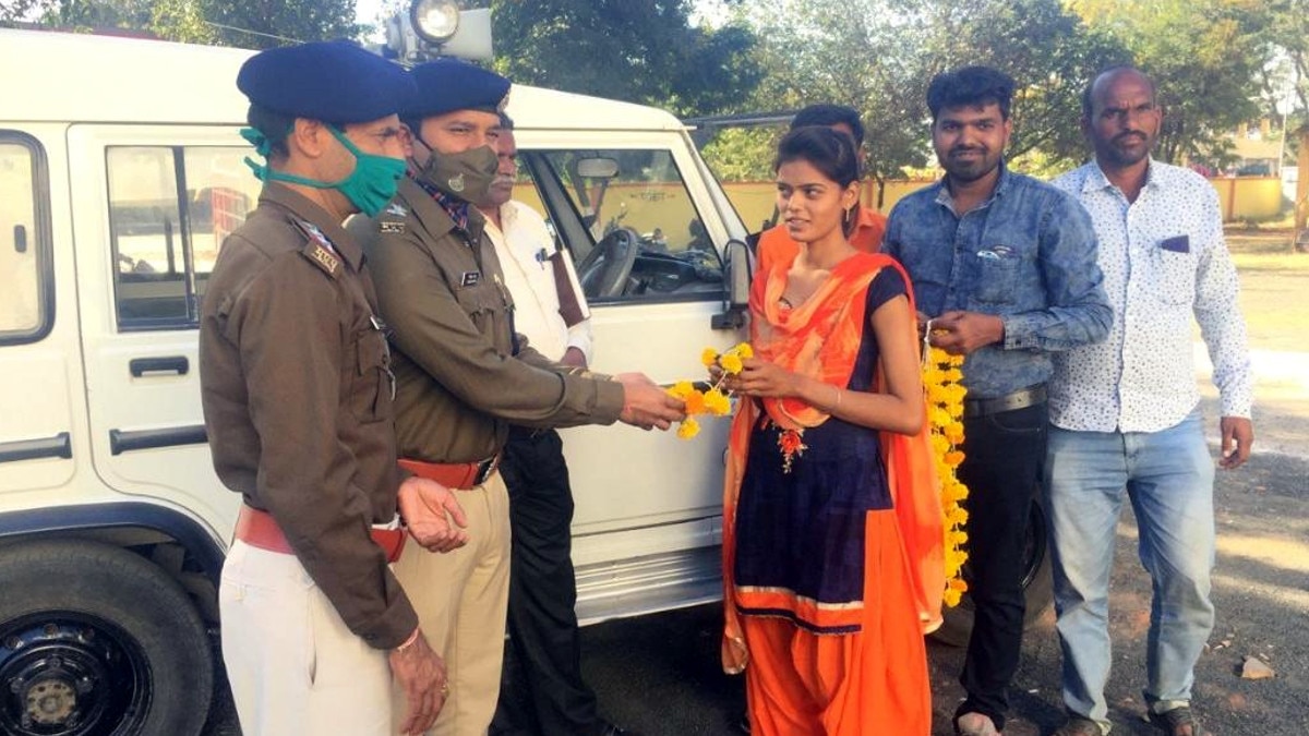 बस में युवती को मिला रुपयों से भरा बैग