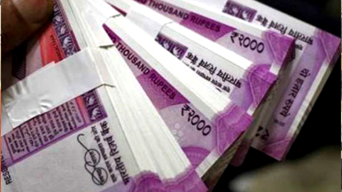 बस में युवती को मिला रुपयों से भरा बैग